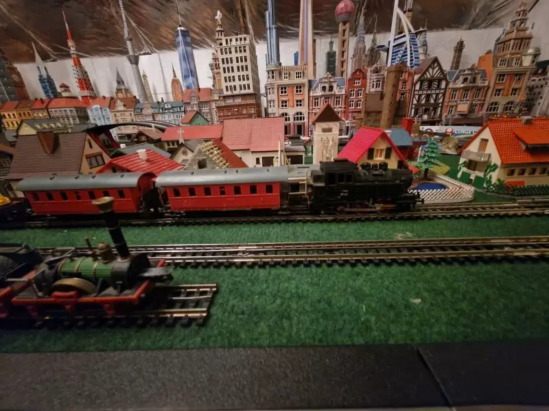 11250754_10_1 TRIX-Anlage mit Dampf-Personenzug, 2 Güterzüge, ADLER-Zug (defekt), 2 große Schienenkreise, elektr. Weichen, Kreuzungen, 2 Trafo
