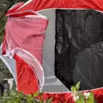 11251349_10_1 Fast neuwertiges schwarz rotes Doppeldachzelt , nur einmal aufgebaut zu verkaufen. 35,-€ . Nur Abholung