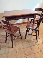 Und 3 Stühle Mssiv Buche , Nussbaumfarbig,  leichte Gebrauchsspuren,  250 Euro VHB,  Tel. 06324-76962