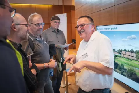 Bürger informieren sich bei Fachleuten zum Tiefengeothermie-Projekt von Geopfalz. 