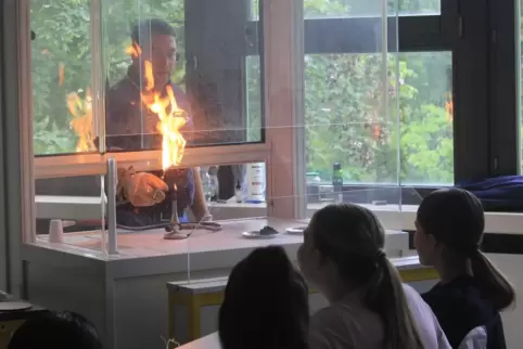 Feuriger Unterricht: Brandmeister Daniel Nowotnik von der Firma Brandschutz Best zeigt Schülern der Unterstufe an der IGS, wie e