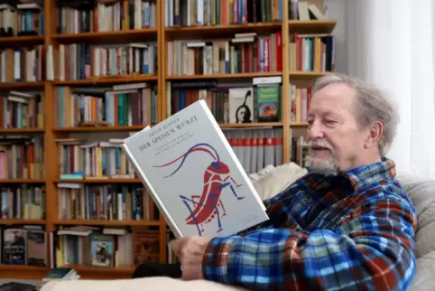 Im Bücherschrank seines Arbeitszimmers in Insheim stehen 45 von Erich Renner selbst verfasste Werke. 