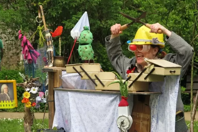 Kurzweil f&uuml;r Kinder: &bdquo;Flora Primelwurz&ldquo; am Schloss, So 31.5., 11 und 15 Uhr.