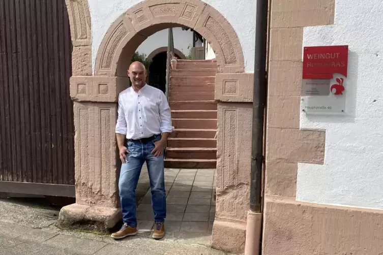 Seit April ist Dennis Nitsche stolzer Besitzer des Weinguts Rothhaas im Ortszentrum von Birkweiler.