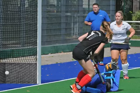 Nina Weise trug das Trikot des Dürkheimer Hockeyclubs, hier trifft sie im Spiel gegen den TFC Ludwigshafen. 