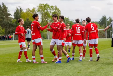 Gemeinsamen Jubel der Spieler des FCK II auf dem Fröhnerhof wird es zum Saisonabschluss nicht geben. Das finale Spiel findet im 