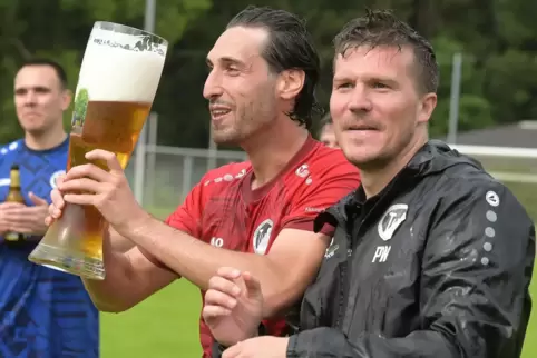 Ein letztes Mal als Trainerduo beim TuS Steinbach im Einsatz: Daniel Ghoul (links, hier beim Aufstieg 2024 in der Verbandsliga),