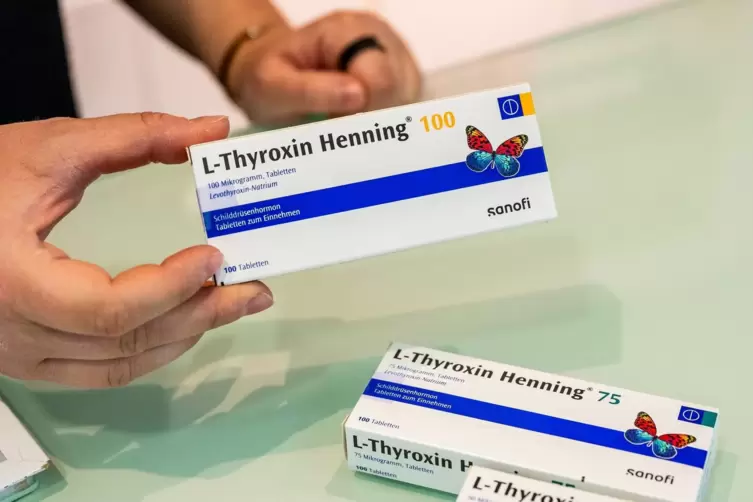 Eine Apothekerin h&auml;lt eine Packung L-Thyroxin in der Hand