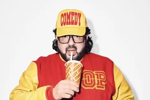 „Ein Abend mit Oliver Polak ist wie ein Flugzeugabsturz in Zeitlupe – nur dass dabei alle lachen“, soll Robin Williams über den 