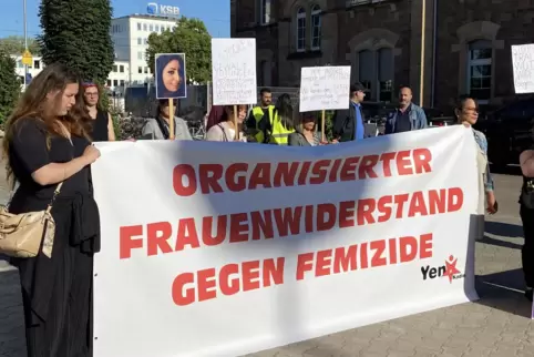 Rund 20 Menschen erinnerten am Frankenthaler Bahnhof an die getötete Dilan und protestierten gegen Gewalt an Frauen. 