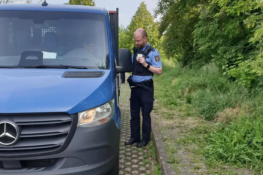 Polizeikommissar Torben Krämer kontrolliert einen Transporter.