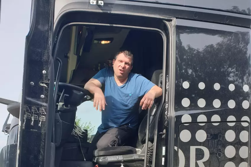 Lkw-Fahrer Martin nimmt die Kontrolle gelassen hin. Seine Papiere sind in Ordnung.