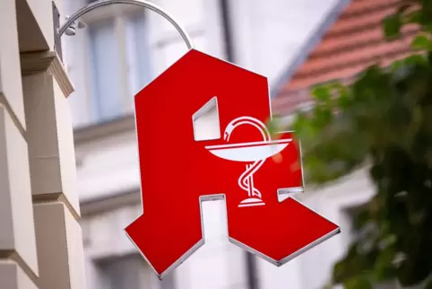 Ein Schild mit dem Apotheken-Logo
