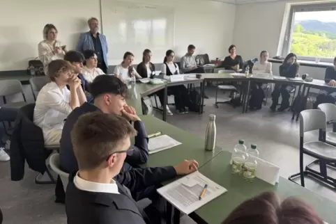 21 Schüler und Schülerinnen der Klasse 10b des Wilhelm-Erb-Gymnasiums Winnweiler nahmen am Planspiel „Kernfrage“ zum Umgang mit 