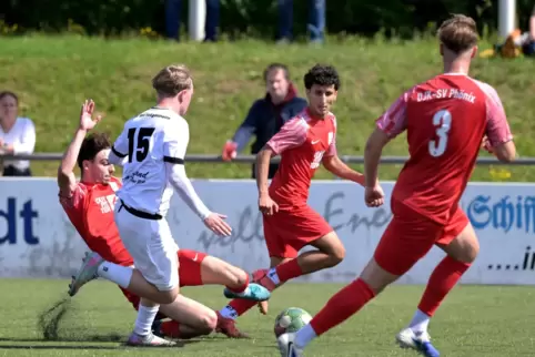Khalid Balisani (hinten) und das Phönix-Team stehen gegen Worms unter Druck. 