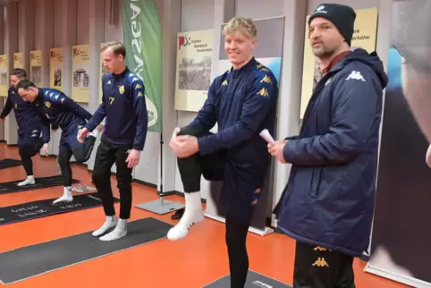 Kam im Winter mit großen Hoffnungen nach Pirmasens: Grischa Walzer (Zweiter von rechts), hier mit Chefcoach Daniel Paulus (recht
