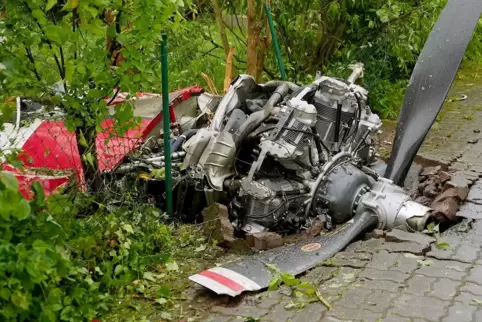 Die Trümmerteile des Flugzeugs waren über ein großes Gebiet verstreut. Ernsthaft verletzt wurde dabei zum Glück niemand. 