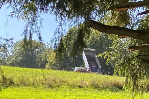 Immer wieder kippen Lastwagen im Raum Otterberg illegal Erde und Schutt ab. Die Aufnahme stammt aus dem Sommer 2023.