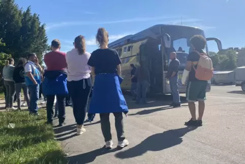 Der Bus mit den letzten Bewohnern der Aufnahmeeinrichtung steht zur Abfahrt bereit. Ein emotionaler Moment – für die Abreisenden