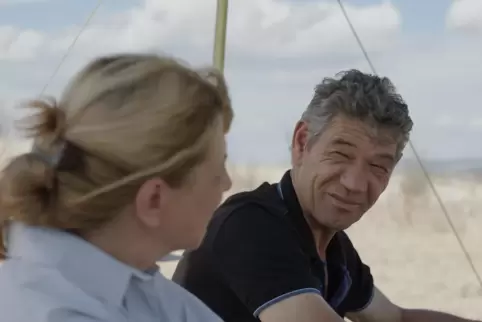 Die Archäologin (Jana Radewa) und ihr guter Freund (Süleyman Letifow in „Das geträumte Abenteuer“ von Valeska Grisebach. 