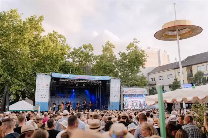 Beim Strohhutfest in Frankenthal dreht sich – na klar – alles um den Strohhut. Beim Strohhutfest in Frankenthal dreht sich – na klar – alles um den Strohhut.