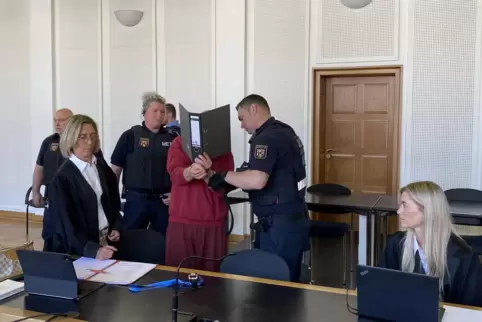Der Ehemann ist wegen Mordes angeklagt: Er soll seine Frau mit 43 Messerstichen getötet haben. 