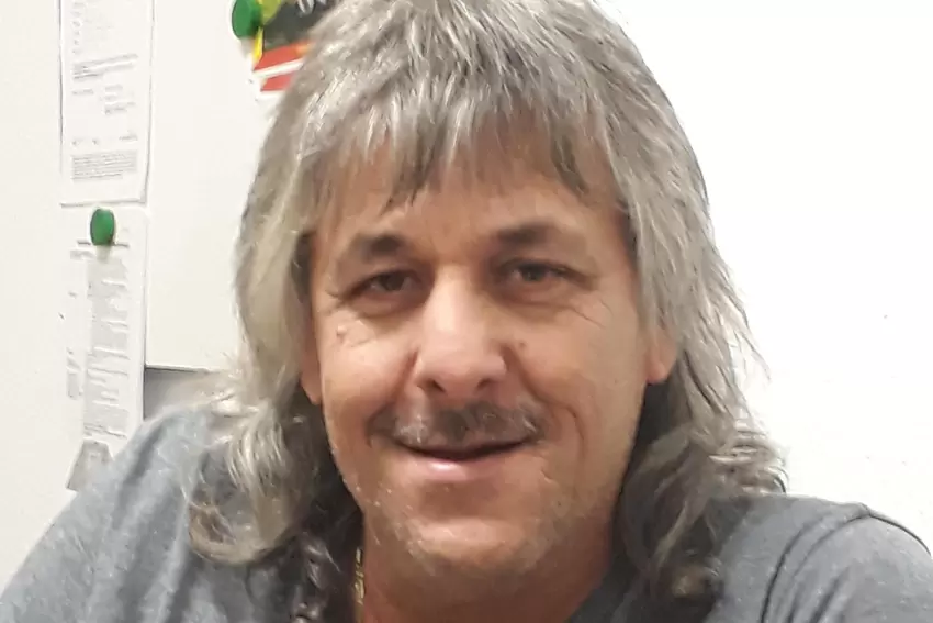 Im Clubhaus des BSC Oppau freut sich Horst Mempel auf die Spiele.