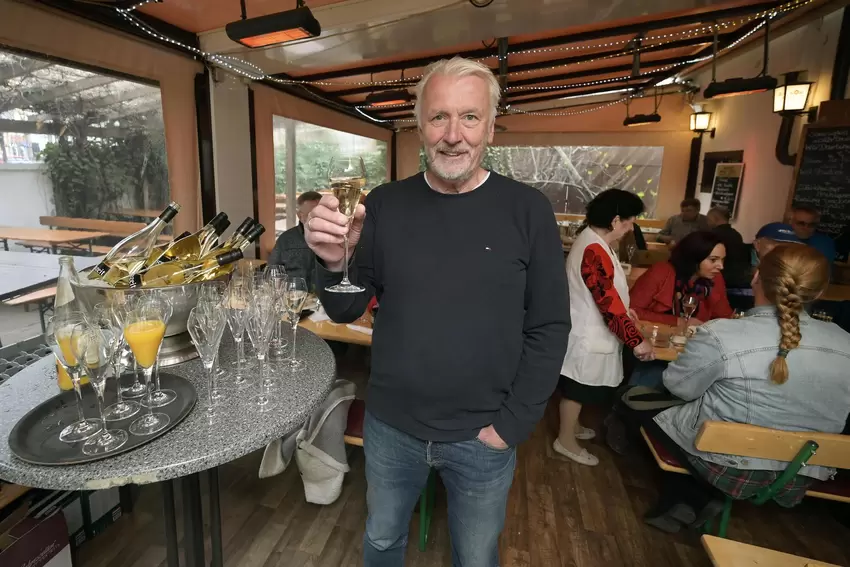 Im »Maffe« begrüßt Thomas Schulte-Hobein Fußball-Fans.
