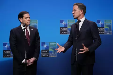 US-Außenminister Marco Rubio (links) und Nato-Chef Mark Rutte beim Austausch in Schweden.