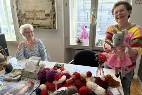 Ulla Reich (rechts) und Iris Weiß lieben das Stricken bei den „Wollmäusen“. 
