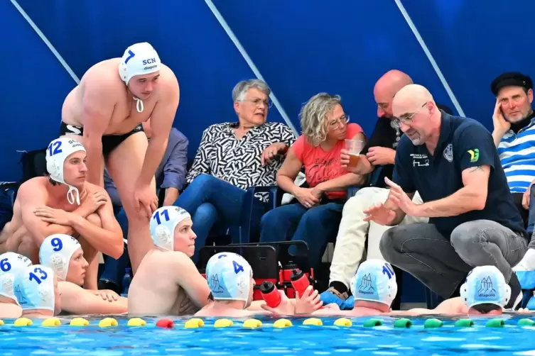SCN-Coach Milos Sekulic gibt Anweisungen in einer Auszeit.