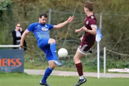 TuS-Spielertrainer David Becker (links) ist glücklich. PLatz sieben hätte der Coach des Aufsteigers vor der Saison schon mit Kus