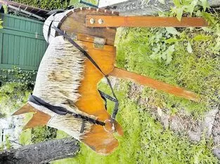 Unser Holzpferd sucht einen neuen Pferdeliebhaber. Der Kopf ist schwenkbar. Die Mähne und der Schwanz sind in Mitleidenschaft ge