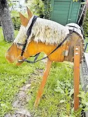 11251846_10_1 Unser Holzpferd sucht einen neuen Pferdeliebhaber. Der Kopf ist schwenkbar. Die Mähne und der Schwanz sind in Mitleidenschaft ge