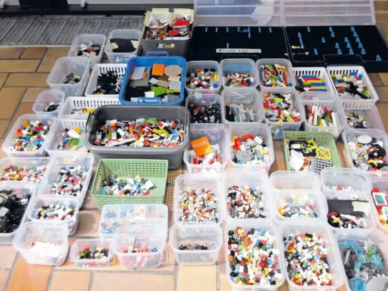 1A-Legosammlung, zum Verkauf stehen 22 kg Legoteile, sortiert in 42 gekauften Plastik-Behältnissen, zwei weiteren Teileboxen und