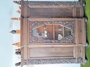 Vitrinenschrank, unterteilt in mehrere Fächer, plus 3 Schubladen, Maße ca. 2 m x 2 m, Tiefe 45 cm, mit aufwendig verarbeiteten V