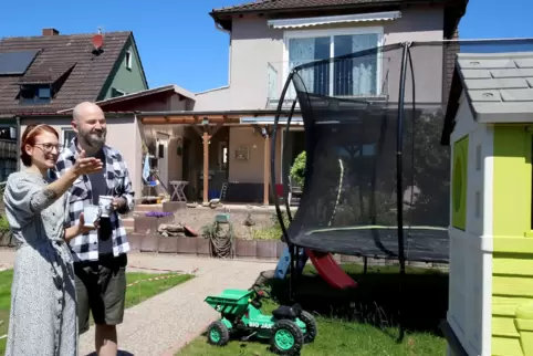 Sie haben in Herxheim (Südpfalz) ihr Wohnglück gefunden samt selbst umgestaltetem Garten auch für die Kinder: Maria und Tobias T