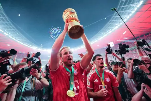 Harry Kane feiert mit den Bayern-Fans.