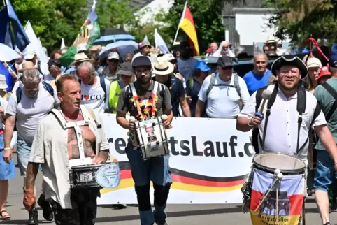 Auf dem Weg zum Schloss: Teilnehmer der Kundgebung von Freieinig.