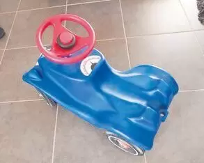 blau mit Hupe, 76879, 9€.