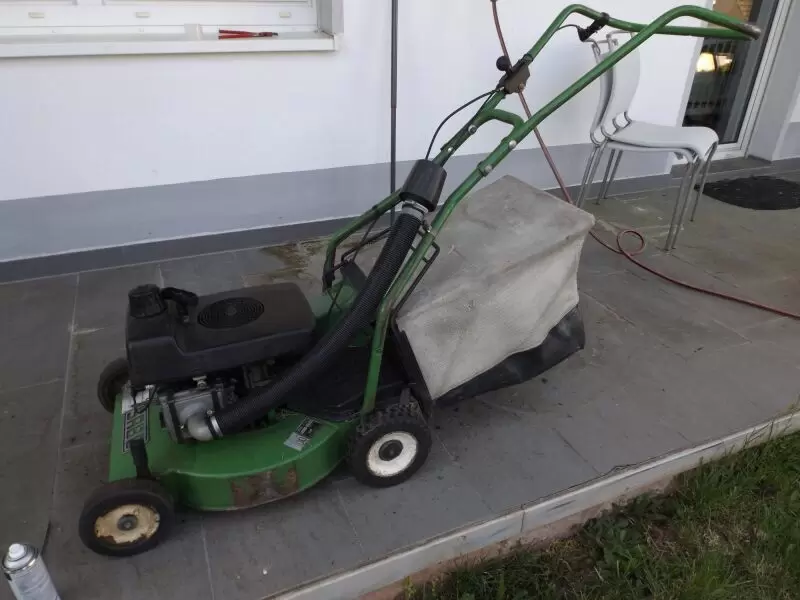 11252017_10_1 Bastlergeräte 1xSabo mit 2-Taktmotor.Mäher läuft. mit Hinterradantrieb.1x Mäher Sabo mit 4- Taktmotor.ohne Antrieb. Motor dreht