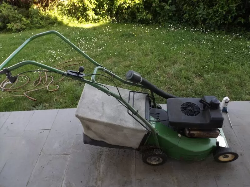 11252017_10_1 Bastlergeräte 1xSabo mit 2-Taktmotor.Mäher läuft. mit Hinterradantrieb.1x Mäher Sabo mit 4- Taktmotor.ohne Antrieb. Motor dreht