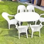 11252026_10_1 Biete ein Gartenmöbel-Set aus weißem Kunststoff. 1 Tisch und 6 Stühle, wie abgebildet. Tisch zerlegbar. Stühle stapelbar. Gebrau