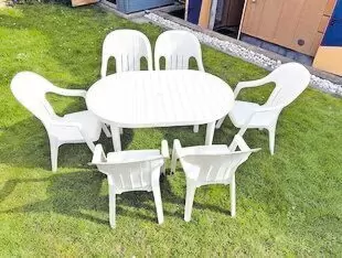 Biete ein Gartenmöbel-Set aus weißem Kunststoff. 1 Tisch und 6 Stühle, wie abgebildet. Tisch zerlegbar. Stühle stapelbar. Gebrau