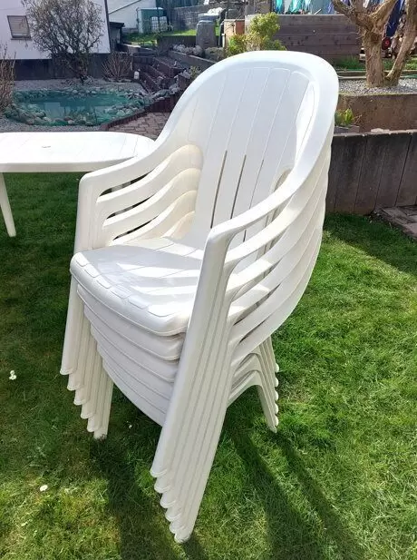 11252026_10_1 Biete ein Gartenmöbel-Set aus weißem Kunststoff. 1 Tisch und 6 Stühle, wie abgebildet. Tisch zerlegbar. Stühle stapelbar. Gebrau