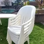 11252026_10_1 Biete ein Gartenmöbel-Set aus weißem Kunststoff. 1 Tisch und 6 Stühle, wie abgebildet. Tisch zerlegbar. Stühle stapelbar. Gebrau