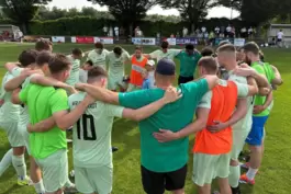 Nach dem Spiel ist vor dem Spiel: Spielertrainer Nico Müller (orange) vom VfR Grünstadt schwört die Seinen auf den SV Büchelberg