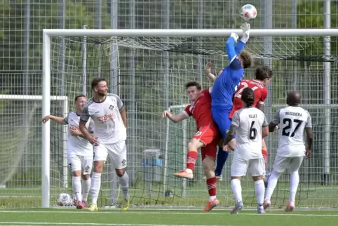 Auch per Elfer nicht zu überwinden: Torwart Kevin Urban von Arminia Ludwigshafen (weiß) gegen FV Diefflen.
