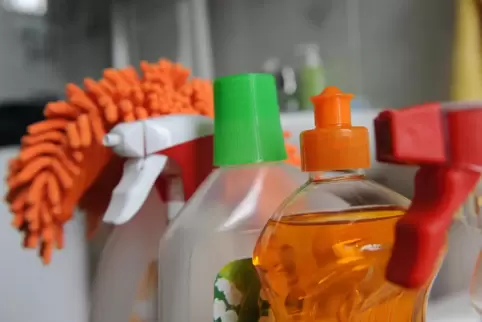 Überschüssiger Rotwein wird in vielen Ländern Europas zu Industriealkohol destilliert, aus dem dann beispielsweise Putzmittel ge