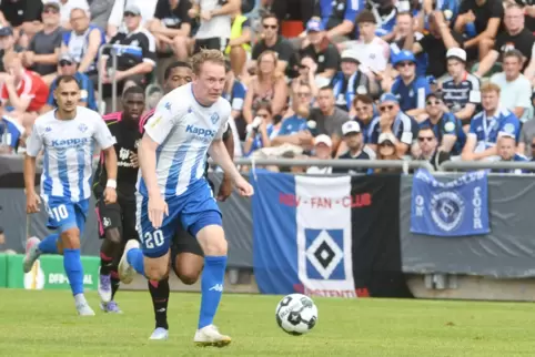 Seit zehneinhalb Jahren eine feste Größe beim FKP: Angreifer Dennis Krob, hier im DFB-Pokal-Spiel gegen den Hamburger SV. 